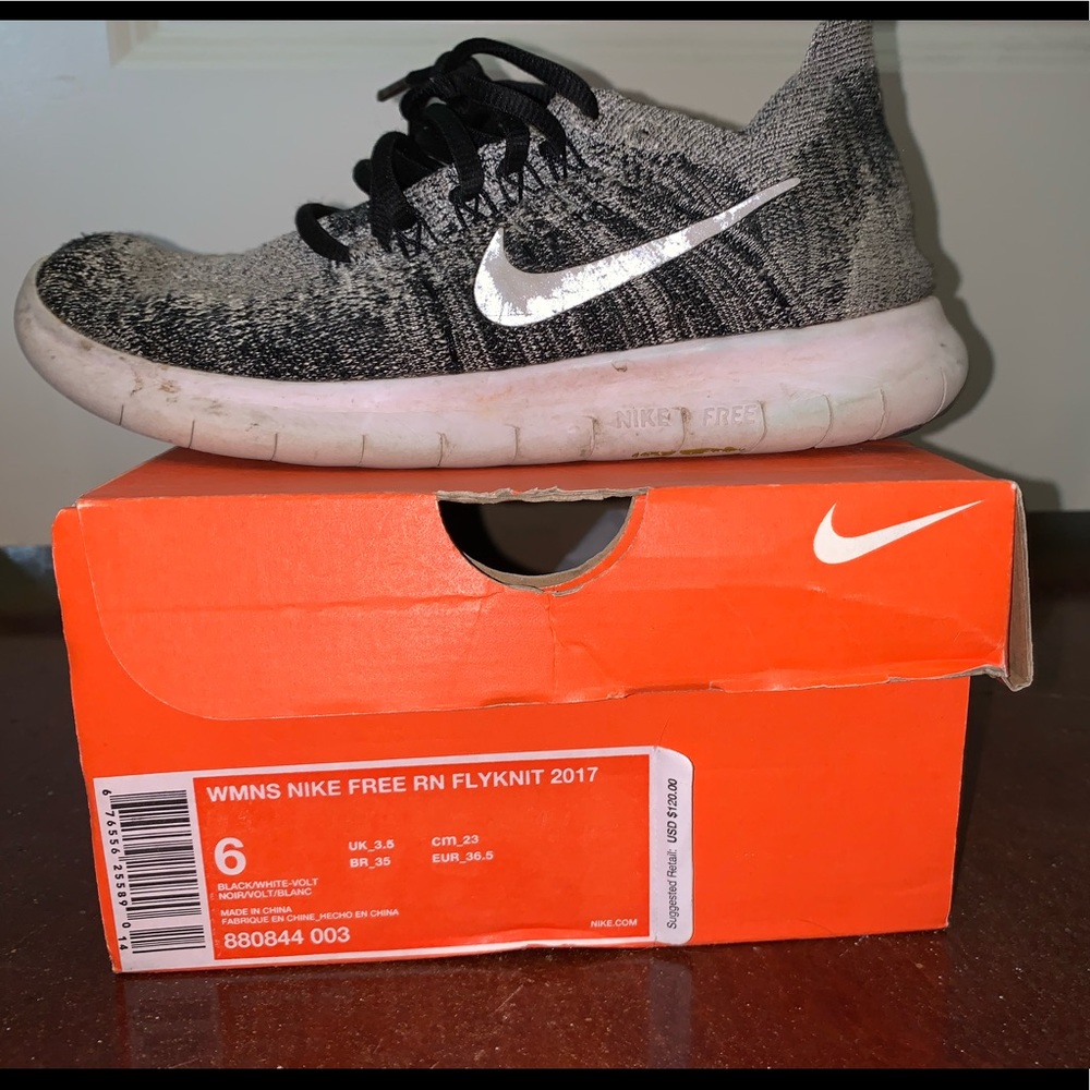 Women’s Nike tennis shoes